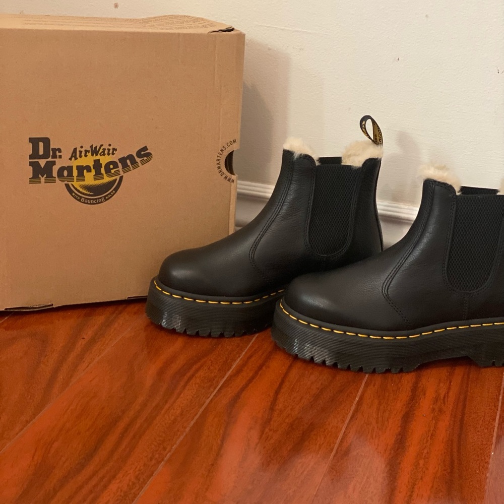 BRAND NEW Dr. Martens 2976 Faux Fur Lined Platform Chelsea Boot